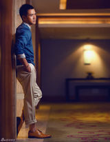 组图：何晟铭曝居家写真 展中秋浓情气息