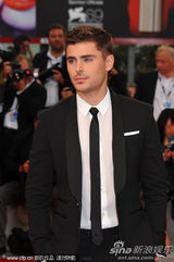 组图：《不顾一切》首映 埃夫隆帅气编剧美背抢镜