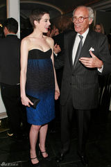 组图：安妮-海瑟薇携未婚夫亮相 抹胸裙秀香肩