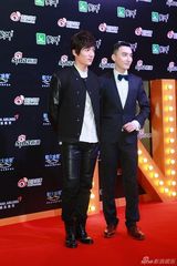 组图：2013新浪微博之夜红毯 周毅西装帅气