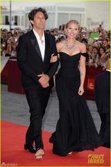 组图：斯嘉丽约翰逊爆乳亮相 胸部疑淤青