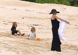组图：茱莉沙滩黑长裙笑看小女熟睡 皮特陪养女浮潜