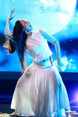 组图：张靓颖绿衣衬环保 萨顶顶秀舞技