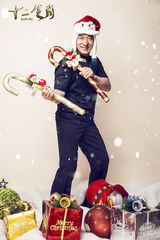 组图：《十二生肖》侠盗变装同跨年 成龙变身圣诞树