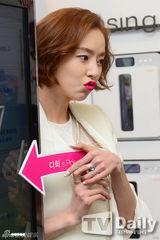 组图：韩星李多熙(李多喜)粉唇亮相纯白连衣裙美丽动人