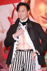 组图：张智霖预演个唱秀腹肌化身欢乐先生送礼