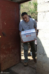 高清图：胡军携手《娱乐现场》 为孩子送水演绎父爱