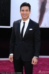 组图：85届奥斯卡红毯-主播马里奥笑容俊朗