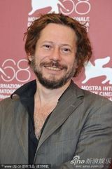 组图：《梅子鸡之味》记者会 女演员豪放转裙露底裤