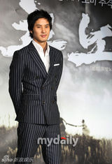 幻灯图集：张赫李多海等出席新剧发布会 黑衣肃穆