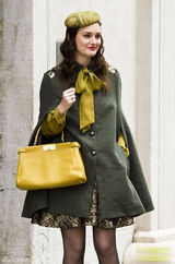 高清组图：莉顿-梅斯特街拍 斗篷大衣搭配花裙