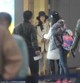 组图：李小璐携母亮相上海机场 站角落举止低调