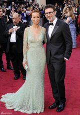 高清组图：奥斯卡红毯《艺术家》导演携妻亮相