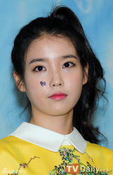 组图：IU小清新装束亮相粉丝签名会