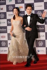 组图：李帝勋和方恩珍亮相釜山电影节闭幕红毯