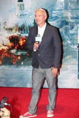 组图：《惊天危机》导演三毁白宫 秀水街买内衣