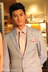 组图：吴奇隆助阵时尚活动高贵帅气