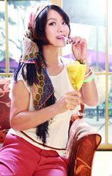 组图：李娜长裙飘逸似邻家少女 品牌赞助百万训练费