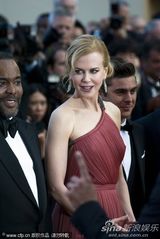 组图：妮可戛纳走秀风情露背 真空激凸艳光四射