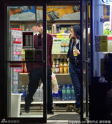 组图：暮光情侣超市买零食 小两口感情稳定