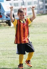 组图：布兰妮爱子阳光魅力 玩鬼脸与妹子齐卖萌