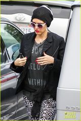 43岁史蒂芬妮获选最酷音乐辣妈 面容冷艳似少女