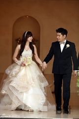 组图：韩星金智友嫁明星大厨RaymonKim幸福甜蜜