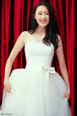 组图：童瑶张歆艺《闺蜜》婚照曝光欢度情人节