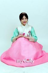 组图：韩国女艺人朴恩智穿韩服拍新年问候写真