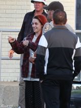 组图：暮光女染红发面显憔悴 与多男子片场吸烟