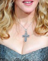 组图：第69届金球奖红毯麦当娜性感爆乳装亮相