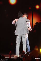 组图：王力宏香港个唱与成龙嘴对嘴热吻