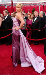 高清组图：奥斯卡红毯 查理兹-塞隆美艳动人