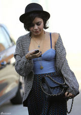 高清组图：凡妮莎-哈金斯街拍牛仔拼接裙搭黑帽