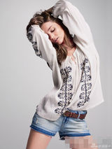 组图：米兰达最新春装大片 秀发飘逸美腿诱人