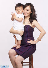 组图：许榕真母亲节携爱子出镜甜蜜温馨