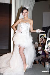 组图：江若琳穿婚纱办签唱会 遇男粉丝当场求婚