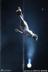 组图：蔡依林苦练钢管舞 高空双脱手搏命演出