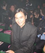 幻灯图集：冯德伦出席周年派对 儒雅气派尽显男人味