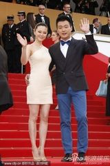 组图：佟大为关悦戛纳走秀 夫妻恩爱形影不离