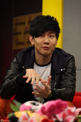 组图：林俊杰做客新浪聊天 吐舌卖萌酒窝俏皮