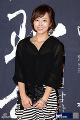 组图：李秉宪韩孝珠等亮相《光海》红毯秀