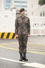 独家高清：Rain退伍行军礼哽咽 多国粉丝迎接