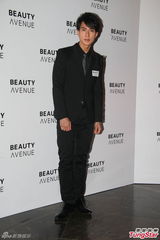 组图：吴尊想有三个小孩 爱为儿子换尿布拍裸照