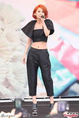 组图：杨丞琳红发抢镜 大秀小蛮腰粉丝饱眼福