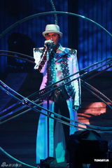 组图：张智霖个唱动情流泪 郭富城张柏芝助阵 