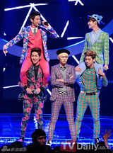 组图：韩团SHINee《M Countdown》强势夺冠