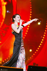 高清组图：张靓颖受时尚界青睐 惊艳亮相时尚大典