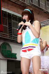 幻灯图集：郭书瑶秀美腿大玩泼水湿身