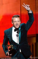 组图：麦克默获奖 与麦当娜等合作激情献唱